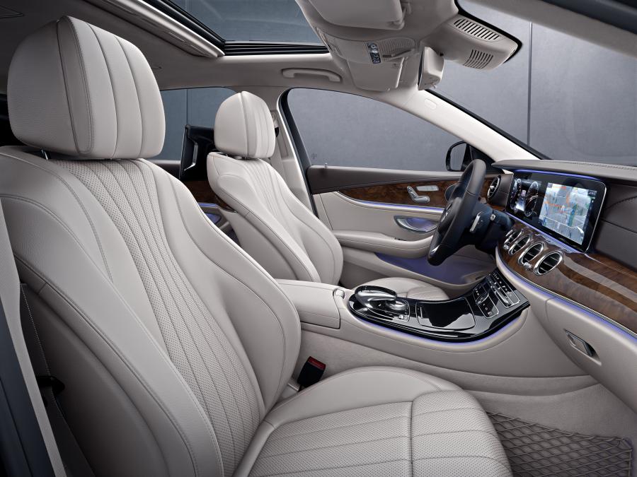Интерьер Mercedes-Benz E300 L Exclusive Line 2016 года  (CN) (фото 2 из 9)